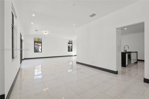 House in Coral Gables, Florida 4 bedrooms, 343.92 sq.m. № 2040107 - photo 13