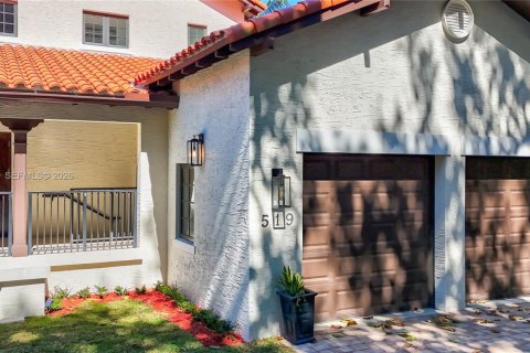House in Coral Gables, Florida 4 bedrooms, 343.92 sq.m. № 2040107 - photo 6