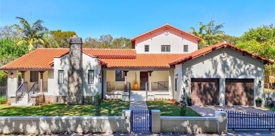House in Coral Gables, Florida 4 bedrooms, 343.92 sq.m. № 2040107