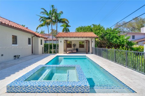 House in Coral Gables, Florida 4 bedrooms, 343.92 sq.m. № 2040107 - photo 15