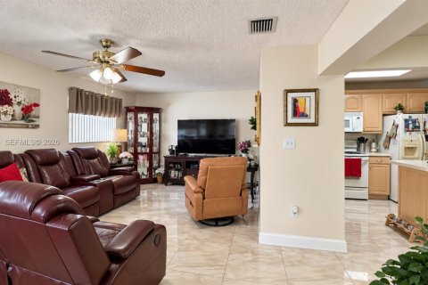 Casa en venta en Hialeah, Florida, 3 dormitorios, 155.33 m2 № 2429980 - foto 8