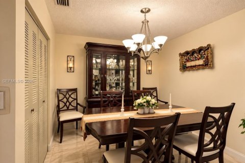 Casa en venta en Hialeah, Florida, 3 dormitorios, 155.33 m2 № 2429980 - foto 9