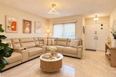 Casa en venta en Hialeah, Florida, 3 dormitorios, 155.33 m2 № 2429980 - foto 2