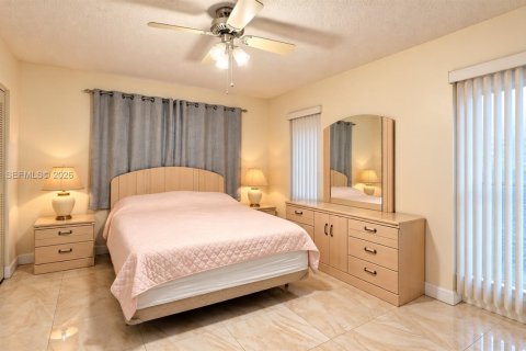 Casa en venta en Hialeah, Florida, 3 dormitorios, 155.33 m2 № 2429980 - foto 11