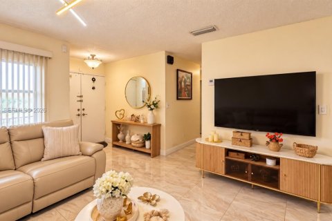 Casa en venta en Hialeah, Florida, 3 dormitorios, 155.33 m2 № 2429980 - foto 3