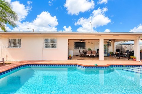Casa en venta en Hialeah, Florida, 3 dormitorios, 155.33 m2 № 2429980 - foto 5