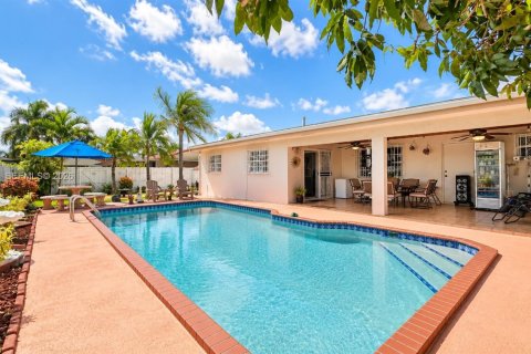 Casa en venta en Hialeah, Florida, 3 dormitorios, 155.33 m2 № 2429980 - foto 6