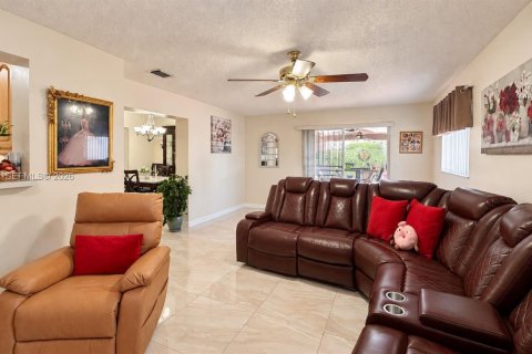 Casa en venta en Hialeah, Florida, 3 dormitorios, 155.33 m2 № 2429980 - foto 10