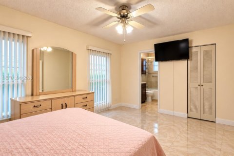 Casa en venta en Hialeah, Florida, 3 dormitorios, 155.33 m2 № 2429980 - foto 12
