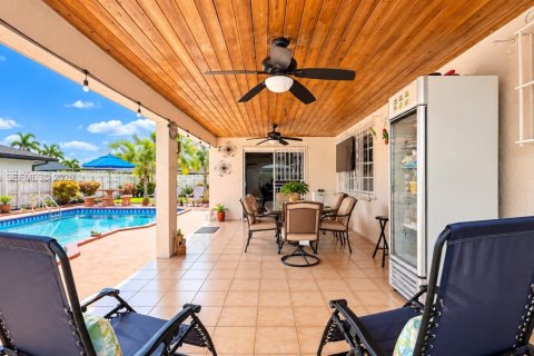 Casa en venta en Hialeah, Florida, 3 dormitorios, 155.33 m2 № 2429980 - foto 21