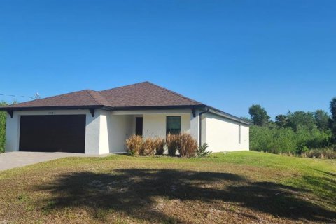 House in Port Charlotte, Florida 3 bedrooms, 140.75 sq.m. № 1628396 - photo 1