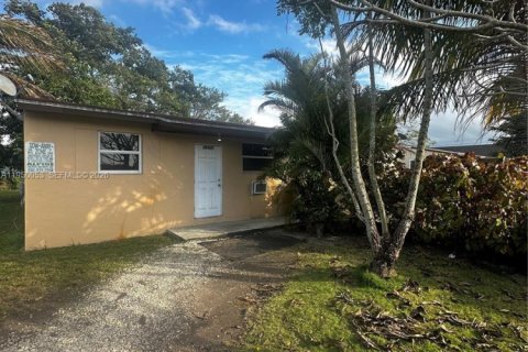 Снять в аренду виллу или дом в Хомстед, Флорида 2 спальни, 102.56м2, № 2005645 - фото 2