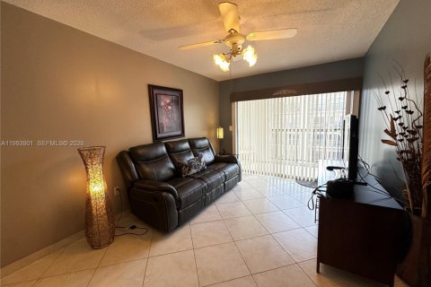 Снять в аренду кондоминиум в Санни-Айлс-Бич, Флорида 1 спальня, 69.4м2, № 2055658 - фото 3