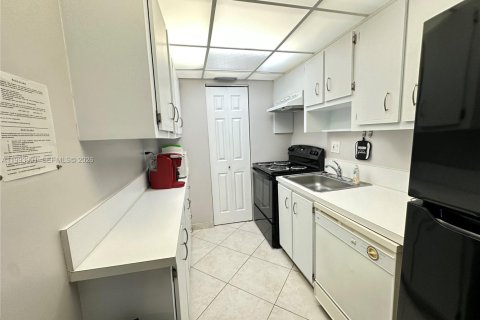 Снять в аренду кондоминиум в Санни-Айлс-Бич, Флорида 1 спальня, 69.4м2, № 2055658 - фото 10