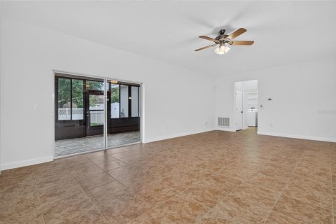 House in Winter Garden, Florida 3 bedrooms, 192.49 sq.m. № 2429406 - photo 11