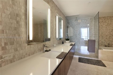 Condo in Miami, Florida, 2 bedrooms № 1784033 - photo 11