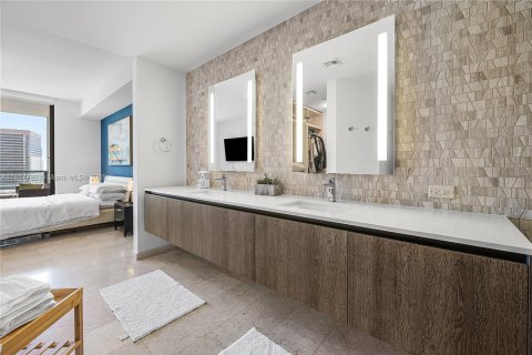 Condo in Miami, Florida, 2 bedrooms № 1784033 - photo 30