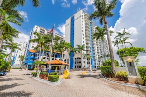 Condo in Miami, Florida, 2 bedrooms  № 1825476 - photo 22