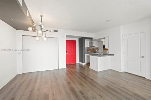Condo in Miami, Florida, 2 bedrooms  № 1825476 - photo 6