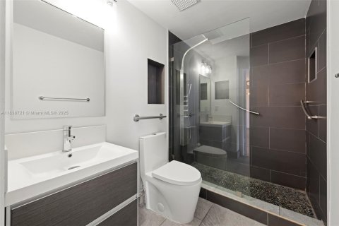 Condo in Miami, Florida, 2 bedrooms  № 1825476 - photo 11