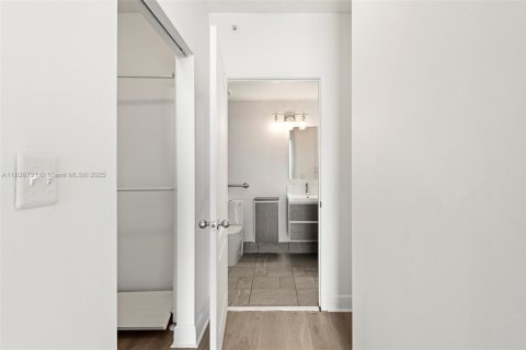 Condo in Miami, Florida, 2 bedrooms  № 1825476 - photo 10