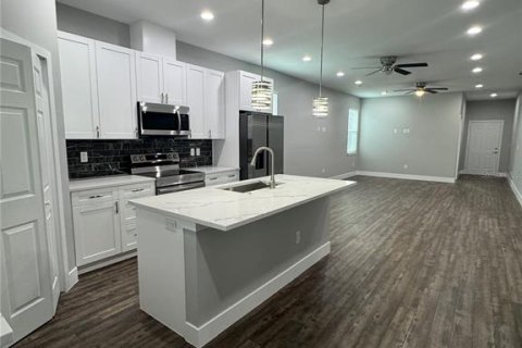 House in New Port Richey, Florida 3 bedrooms, 145.11 sq.m. № 1898702 - photo 2