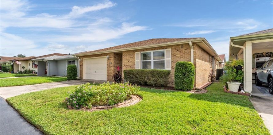 House in Lakeland, Florida 2 bedrooms, 175.12 sq.m. № 2425839