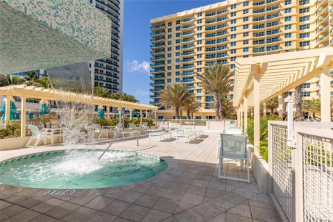 Condo in Hollywood, Florida, 1 bedroom  № 2054396 - photo 12