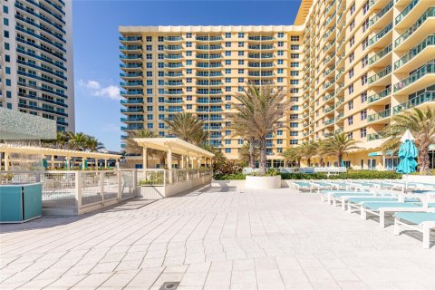 Condo in Hollywood, Florida, 1 bedroom  № 2054396 - photo 11