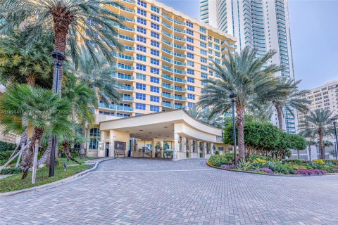 Condo in Hollywood, Florida, 1 bedroom  № 2054396 - photo 2