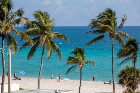 Condo in Hollywood, Florida, 1 bedroom  № 2054396 - photo 27