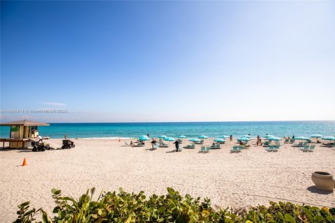 Condo in Hollywood, Florida, 1 bedroom  № 2054396 - photo 15