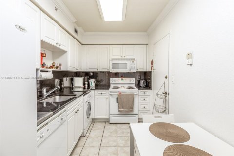 Condo in Hollywood, Florida, 1 bedroom  № 2054396 - photo 29