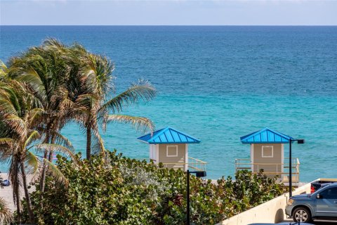 Condo in Hollywood, Florida, 1 bedroom  № 2054396 - photo 28