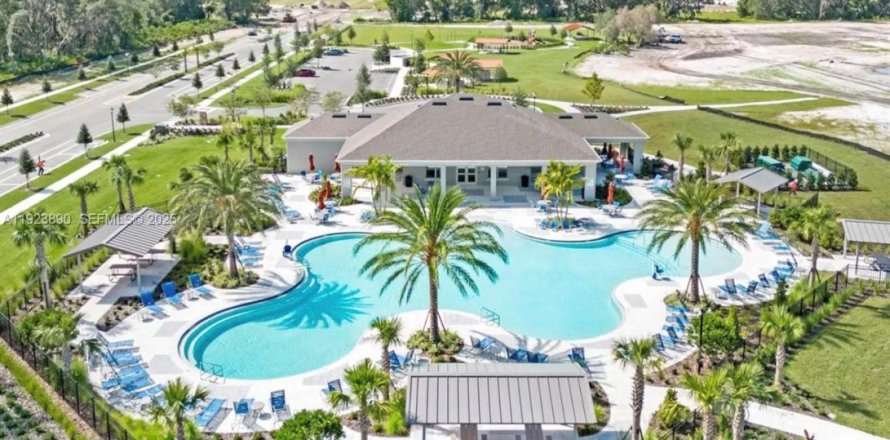 Casa en Kissimmee, Florida 4 dormitorios, 264.96 m2 № 1983052