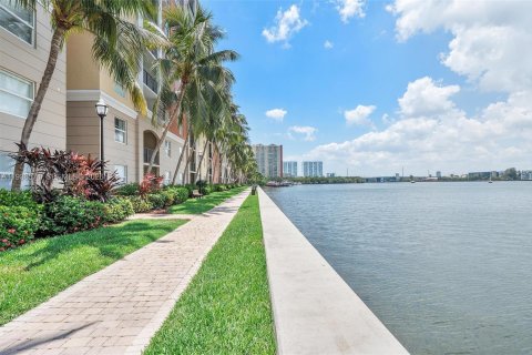 Condominio en venta en Sunny Isles Beach, Florida, 1 dormitorio, 62.52 m2 № 2152572 - foto 3