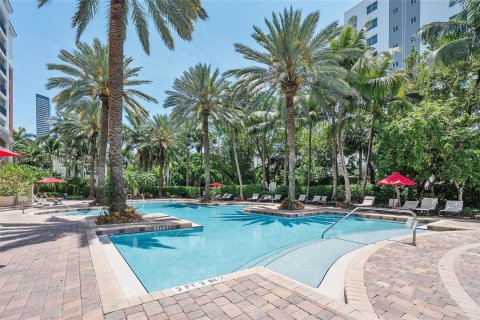 Condominio en venta en Sunny Isles Beach, Florida, 1 dormitorio, 62.52 m2 № 2152572 - foto 24