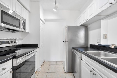 Condominio en venta en Sunny Isles Beach, Florida, 1 dormitorio, 62.52 m2 № 2152572 - foto 10