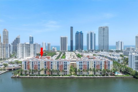 Condominio en venta en Sunny Isles Beach, Florida, 1 dormitorio, 62.52 m2 № 2152572 - foto 1