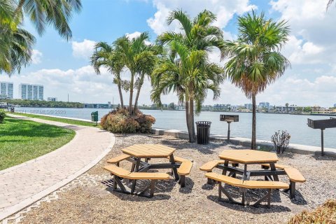 Condominio en venta en Sunny Isles Beach, Florida, 1 dormitorio, 62.52 m2 № 2152572 - foto 20