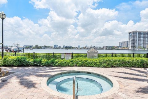 Condominio en venta en Sunny Isles Beach, Florida, 1 dormitorio, 62.52 m2 № 2152572 - foto 25