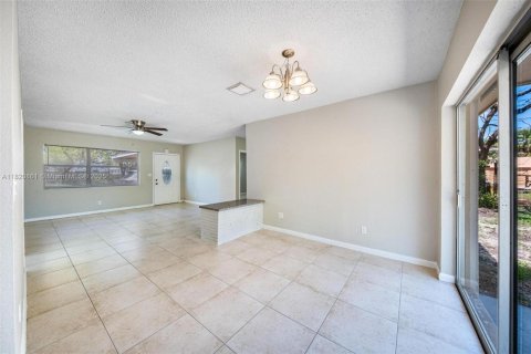 House in Hollywood, Florida 3 bedrooms, 107.95 sq.m. № 1781649 - photo 20