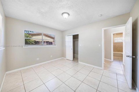 House in Hollywood, Florida 3 bedrooms, 107.95 sq.m. № 1781649 - photo 24