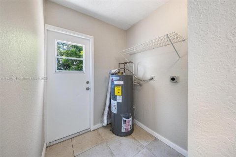 House in Hollywood, Florida 3 bedrooms, 107.95 sq.m. № 1781649 - photo 21