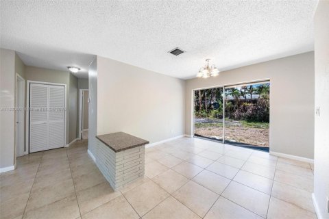House in Hollywood, Florida 3 bedrooms, 107.95 sq.m. № 1781649 - photo 15