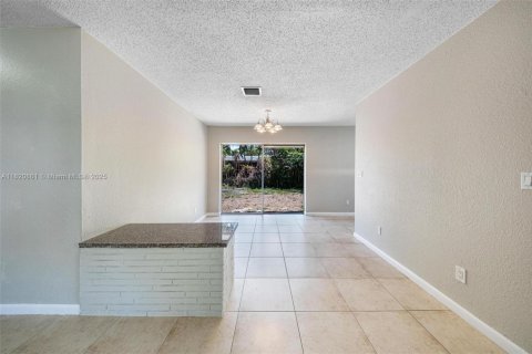 House in Hollywood, Florida 3 bedrooms, 107.95 sq.m. № 1781649 - photo 16