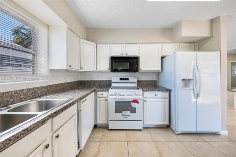 House in Hollywood, Florida 3 bedrooms, 107.95 sq.m. № 1781649 - photo 22