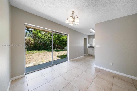 House in Hollywood, Florida 3 bedrooms, 107.95 sq.m. № 1781649 - photo 17