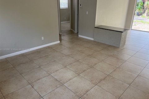 House in Hollywood, Florida 3 bedrooms, 107.95 sq.m. № 1781649 - photo 4