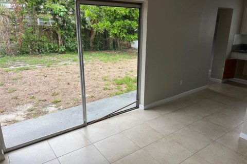 House in Hollywood, Florida 3 bedrooms, 107.95 sq.m. № 1781649 - photo 5